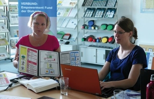 Foto: LIFEtool Beraterin Romana Malzer erklärt anhand einer Symbol Mappe, wie man ohne Lautsprache kommunizieren kann. Foto: LIFEtool Beraterin Romana Malzer erklärt anhand einer Symbol Mappe, wie man ohne Lautsprache kommunizieren kann.